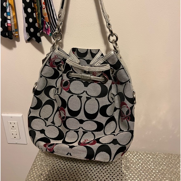 SUPER RARE! Coach Poppy Bucket Bag AND Coach matching wristlet! - Picture 2 of 12
